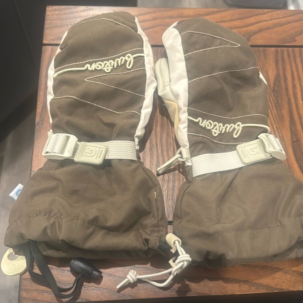 BURTON WOMENS MEDIUM APPROACH MIT. Slightly worn on the thumbs